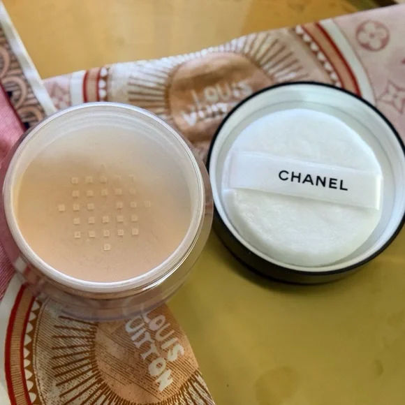 CHANEL Natural Finish Loose Powder - Cream - Picture 3 of 4